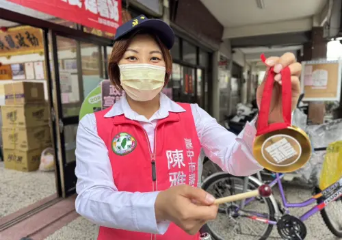 為民進黨首場宣講熱身！中市女議員沿街敲小鑼　喊罷羅廷瑋
