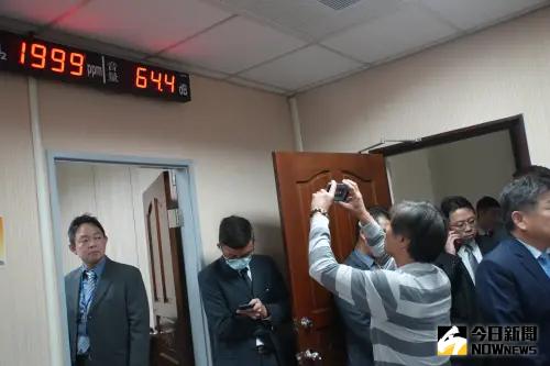 ▲黃國昌立院委員會質詢發言時，記者緊盯會議室分貝儀數據。（圖／記者呂炯昌攝，2025.03.13）