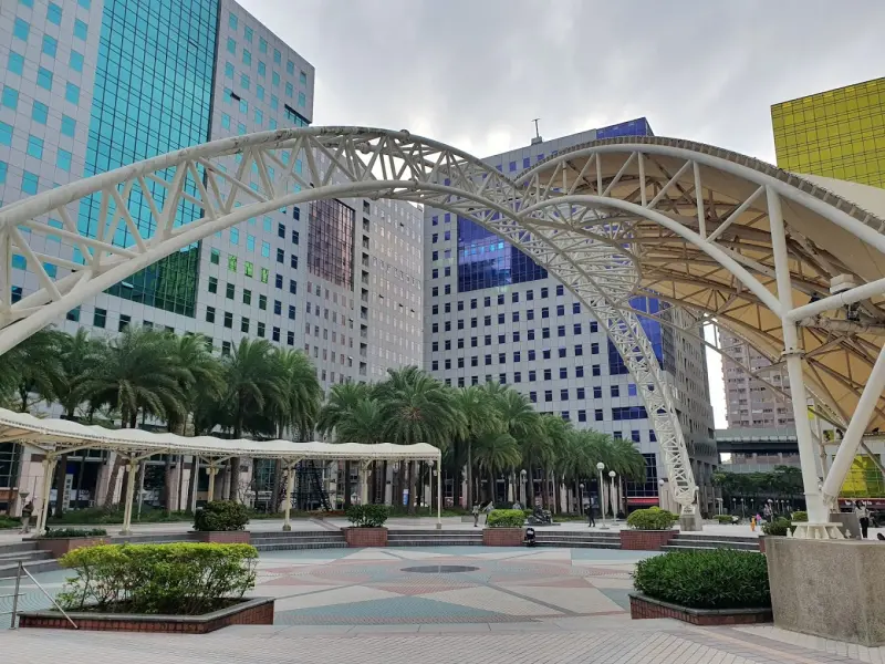 ▲記憶體模組大廠威剛（3260-TW）去年聖誕節公告處分中和商辦「世紀廣場AOC」頂樓戶，持有6年，獲利1.3億元。（圖／Google評價）