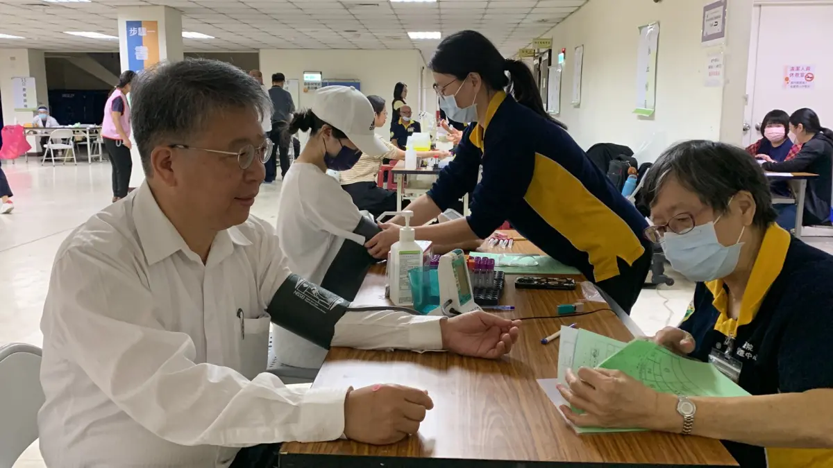 ▲台中市環保局長陳宏益今（13）天率先接受健檢，以身作則，呼籲同仁再忙也要顧身體。（圖／台中醫院提供）