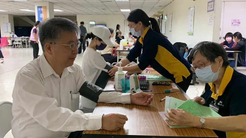 ▲台中市環保局長陳宏益今（13）天率先接受健檢，以身作則，呼籲同仁再忙也要顧身體。（圖／台中醫院提供）