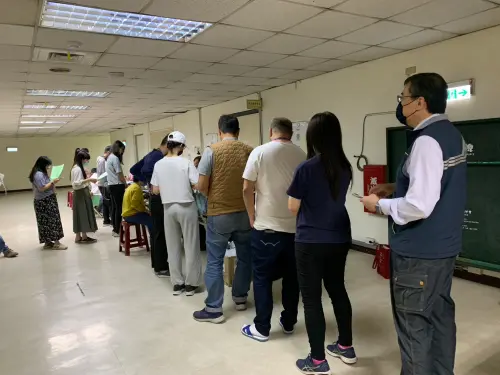 ▲台中醫院醫療團隊直接前進環保局提供定點健檢，（圖／台中醫院提供）