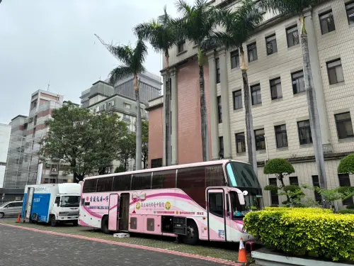▲台中醫院子宮頸抹片與乳房攝影車、胸部X光行動車開進台中市環保局本部，為員工進行健檢。（圖／台中醫院提供）