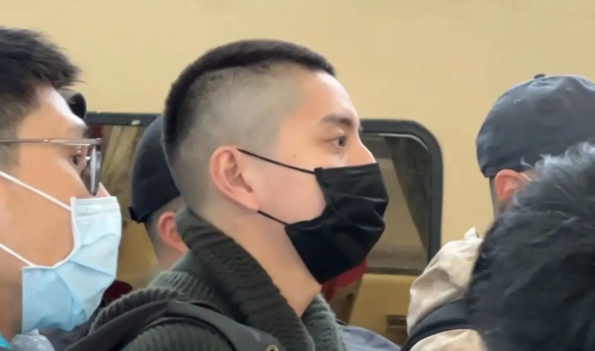 ▲王大陸脫下在台北的毛帽，平頭造型首曝光。（圖／讀者提供，2025.03.13）