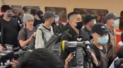 ▲王大陸下了火車後，和其他役男一起排隊。（圖／讀者提供，2025.03.13）