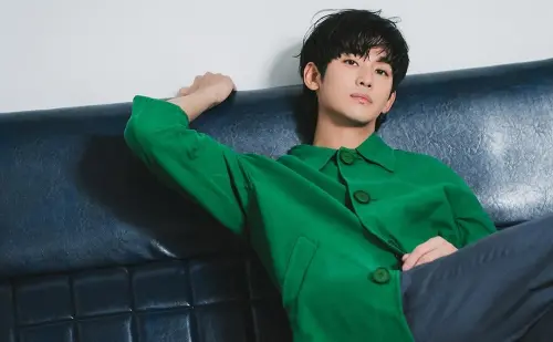 ▲金秀賢過去在拍攝韓劇《擁抱太陽的月亮》期間，不僅對13歲的金裕貞說出想要她演自己的女主角，還在片場突然衝上前抱住金裕貞，令網友傻眼表示，細思極恐！（圖／翻攝自金秀賢經紀公司 IG）
