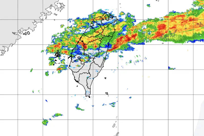 ▲鋒面今（13）日通過，對流發展旺盛，一片片附帶雷擊、大雨的雲系從海峽移入台灣。（圖／中央氣象署）
