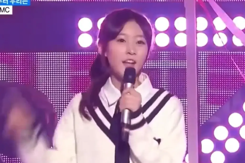 ▲金賽綸（如圖）疑與金秀賢交往第3天的舞台影片被挖出，當時才15歲的她露出甜美燦笑，讓粉絲看了直呼根本還是小孩子的模樣。（圖／ MBCkpop YouTube）