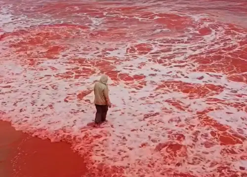 伊朗彩虹島降「血雨」！染紅海水如末日　百萬人震撼：上帝的力量
