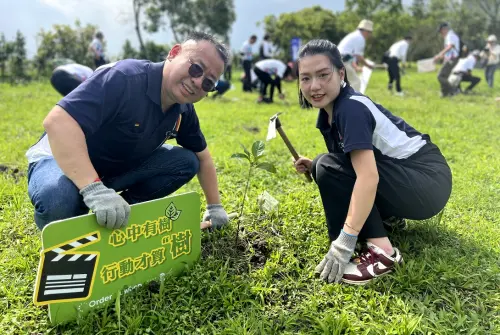 「種樹是有效的減碳方式」,歐德集團執行長(左)表示,「百林計畫」以種植100座樹林為使命,打造更美好的台灣。 ▲「種樹是有效的減碳方式」,歐德集團執行長(左)表示,「百林計畫」以種植100座樹林為使命,打造更美好的台灣。