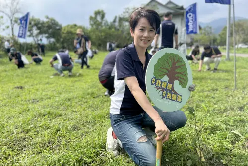 我種樹我驕傲,歐德設計師不畏烈日,用實際行動守護地球。 ▲我種樹我驕傲,歐德設計師不畏烈日,用實際行動守護地球。