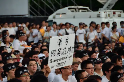 ▲2013年民間發起「萬人送仲丘」，現場25萬人擠爆凱道。（圖／翻攝要真相!要人權!8/3 凱道萬人送仲丘粉專）