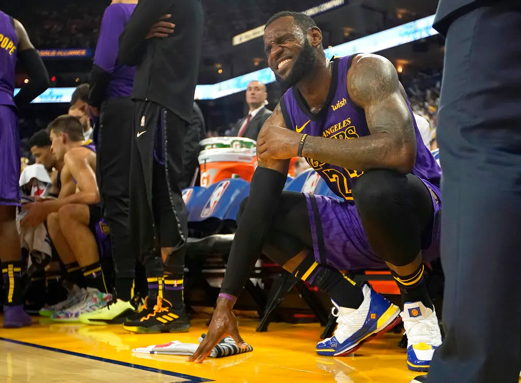 ▲近期，LeBron James因腹股溝拉傷將缺席1至2周，而令人驚訝的是，這樣的傷病模式早已不是第一次發生。美國媒體近期發現，James近五年來幾乎每年都會在3月份受傷。（圖／美聯社／達志影像）