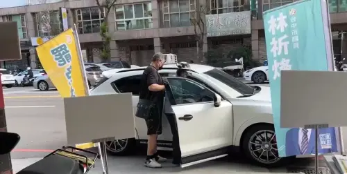 罷免慧成宮最感動的一天!夫攙中風妻連署 蹣跚背影感動萬人 ▲中年男子小心翼翼扶著中風妻子上車。(圖/讀者提供,2025.03.13)