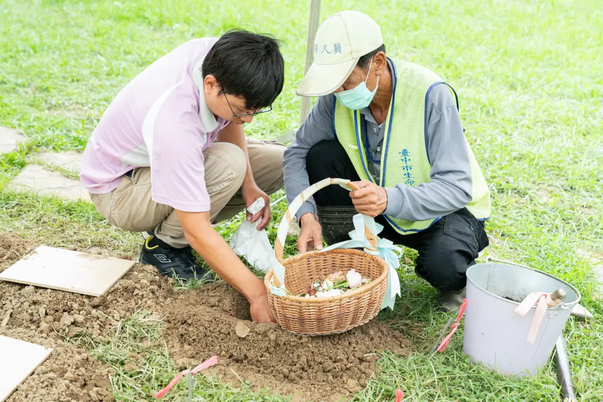 ▲「樹葬」先人骨灰將伴隨花瓣、溶磷菌、培養土等有機物灑入，以自然方式回歸大地(圖／民政局提供2025.3.13)