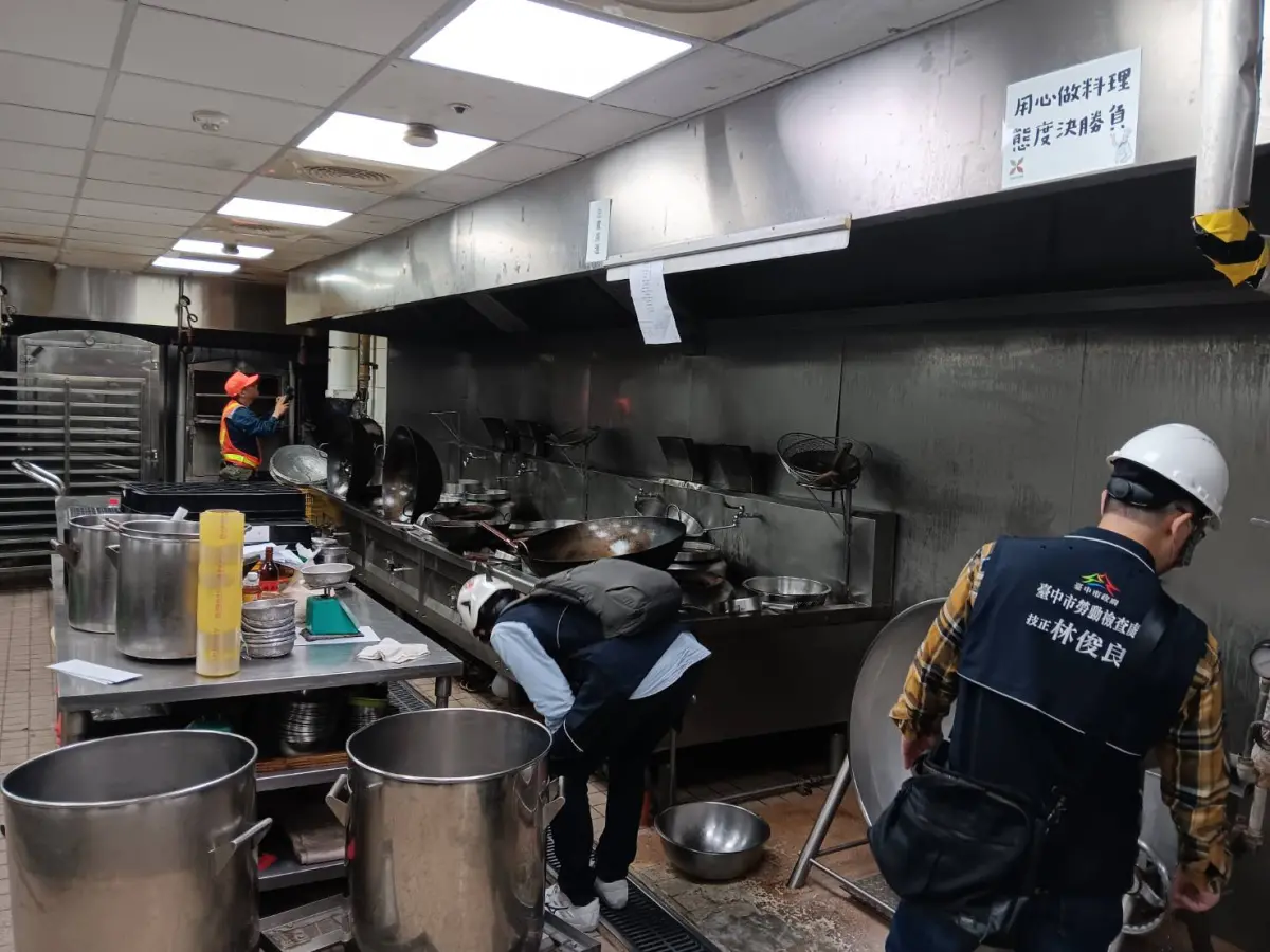 ▲中市府經發局邀集相關局處進行餐飲業專案聯合稽查(圖／經發局提供2025.3.13)