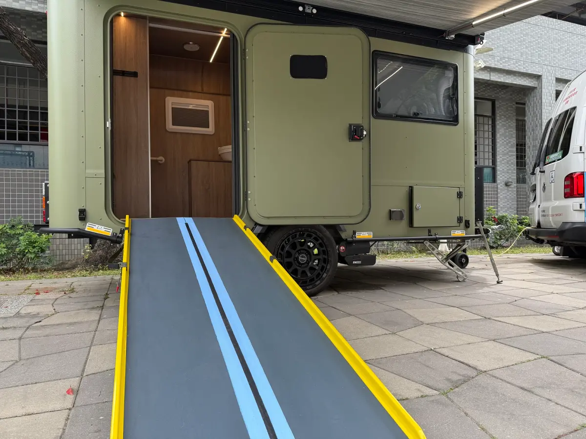 ▲屏東縣府全國首創「無障礙露營拖車挑戰者號」，正式亮相，讓身障者也能輕鬆體驗露營樂趣。（圖／屏東縣府提供）