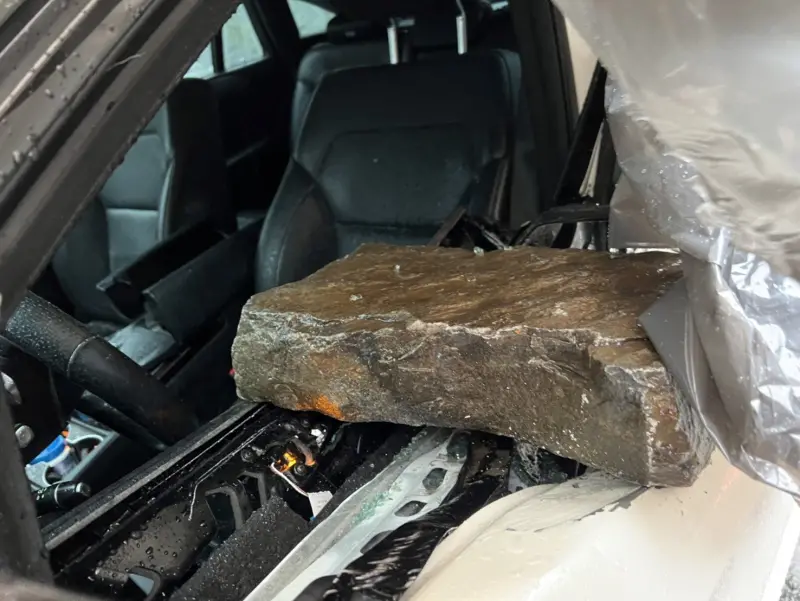 ▲今（13）日中橫便道中午12點通行班次，有車隊行經便道12K處遭遇落石，其中58歲曾姓民眾駕駛民車遭擊中。（圖／公路局提供）