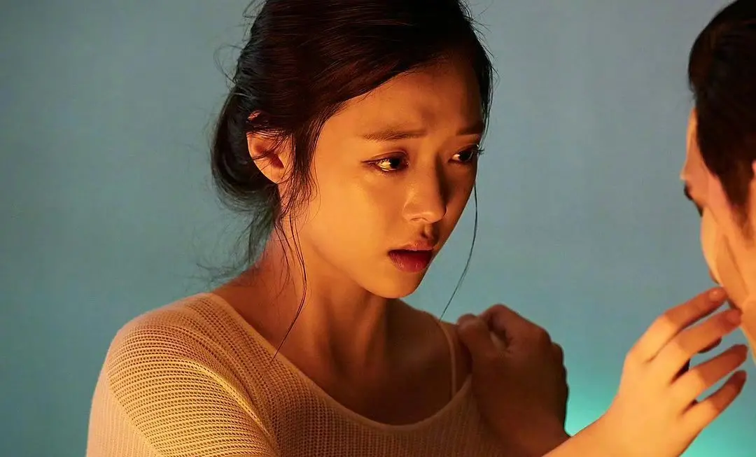 ▲已故女星雪莉（如圖）的親哥指控金秀賢和雪莉主演電影《REAL》時，強迫她全裸演床戲，沒想到今日清晨哥哥再度發文怒嗆金秀賢是「懦夫」！（圖／《Real》劇照）