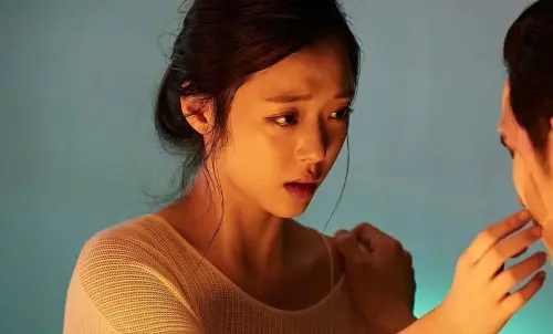 ▲金秀賢拍這部「19禁電影」與23歲雪莉滾床！當眾罵1句她直接臉僵（圖／《Real》劇照）