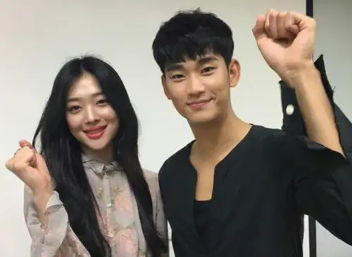 ▲金秀賢拍這部「19禁電影」與23歲雪莉滾床！當眾罵1句她直接臉僵（圖／翻攝自微博）