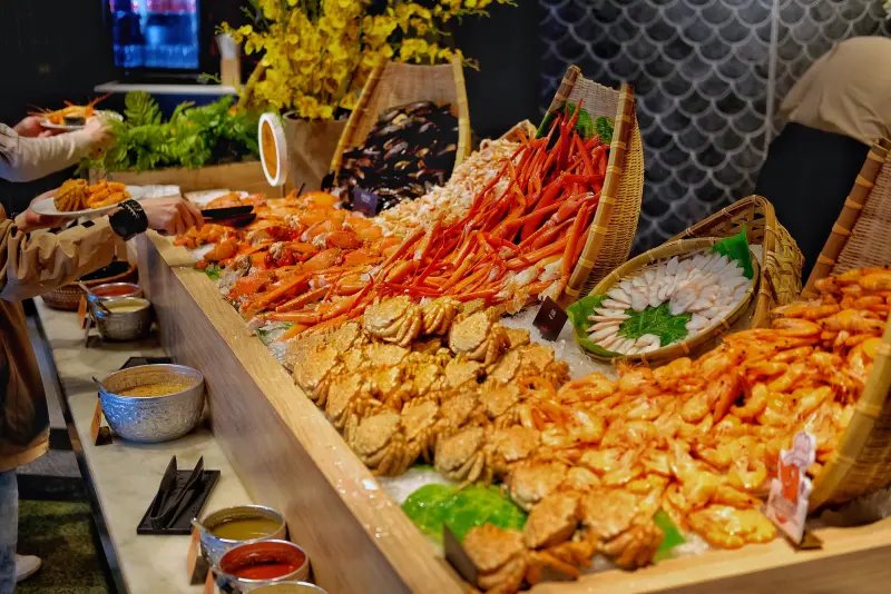 ▲泰市場提供豐富蝦蟹料理，此次還一次端出10多道蝦料理，包含龍蝦蝦餅、白灼泰國蝦等，另有火山排骨都吃到飽。且晚間7點半入場每人僅需1,680元，現折300元。（圖／記者葉盛耀攝）