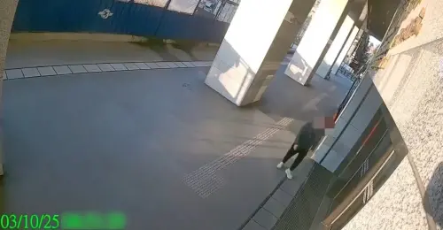 鮑魚大亨鍾文智在3月10日上午6點多到福德派出所報到身影。(圖/警方提供) ▲鮑魚大亨鍾文智在3月10日上午6點多到福德派出所報到身影。(圖/警方提供)