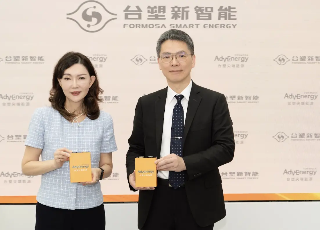 ▲台塑新智能，投資上百億元打造彰濱工業區台塑尖端能源2.1GWh電芯及模組廠，正式完工量產。圖為台塑新智能董座王瑞瑜（圖左）、總經理劉慧啓（圖右）。（圖／台塑新智能提供）