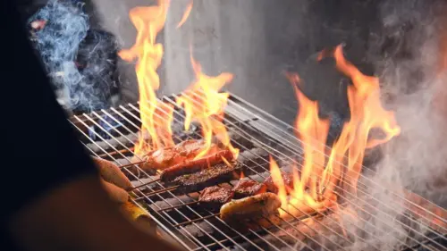 ▲「準烤生 BBQ Examinee」採用炭火現烤技術，完美鎖住食材原汁原味，帶來最純粹的燒烤風味。（圖／翻攝畫面）