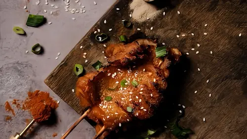 ▲「準烤生 BBQ Examinee」招牌料理之一「無骨雞腿排」，以鮮嫩多汁的口感深受饕客喜愛。（圖／翻攝畫面）