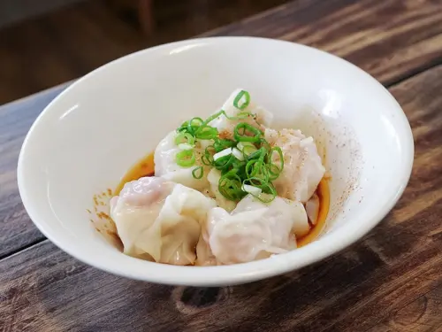 ▲「功夫上海手工魚丸」主打老闆親手製作的餛飩、魚丸等菜色。（圖／翻攝米其林官網）