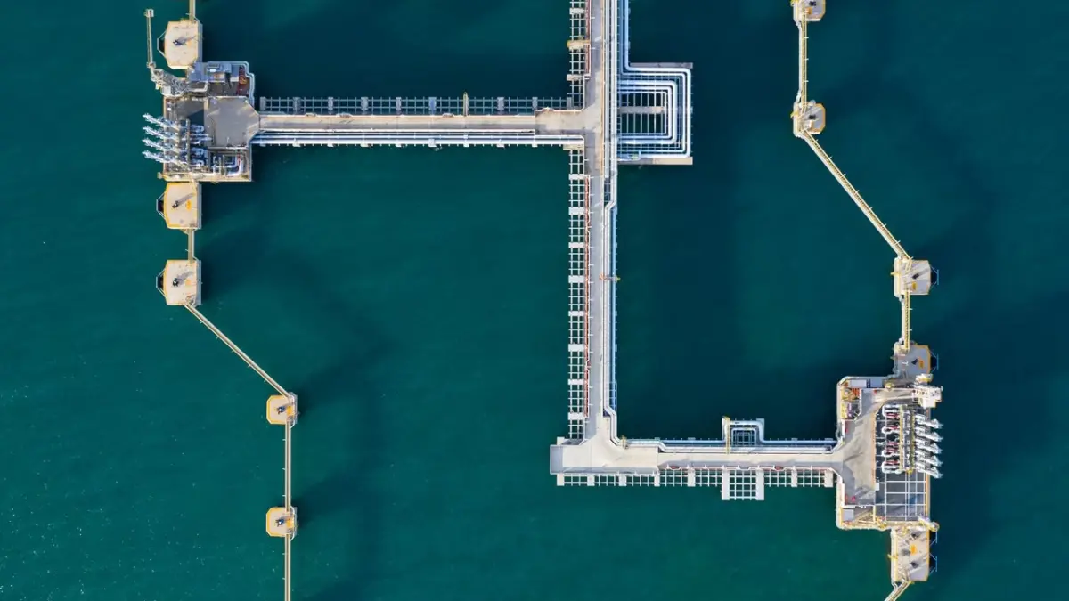 ▲國際能源總署(IEA)今天(13日)表示，由於美國帶領的增長，以及全球需求弱於預期，今年全球石油供應可能超過需求。(示意圖：IEA)