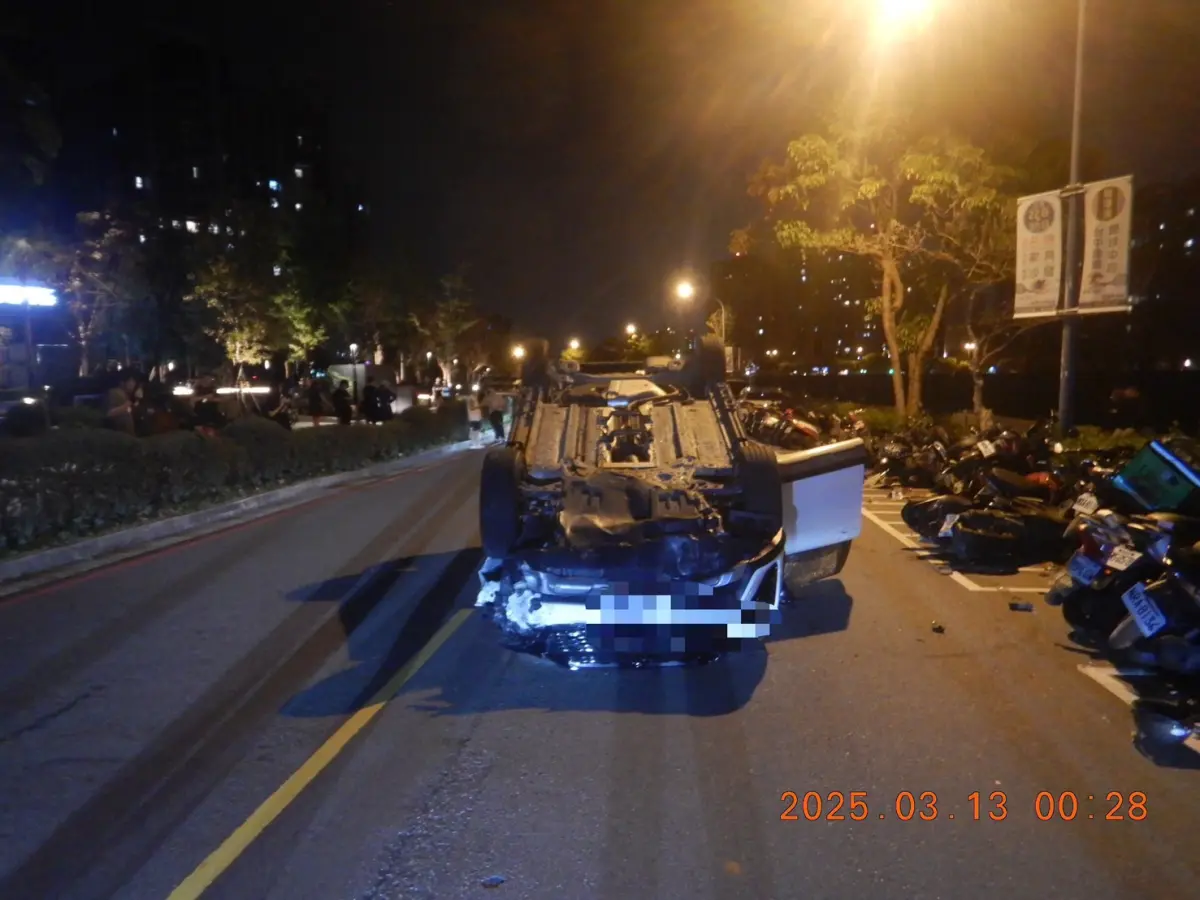 ▲詹姓女子因離婚、親人離世，心情不好開車上路，失控撞上路邊24輛機車。（圖／警方提供）