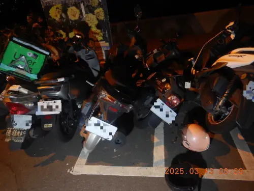 ▲停在台中環太東路邊的機車，被詹姓女子酒駕失控撞倒。（圖／警方提供）