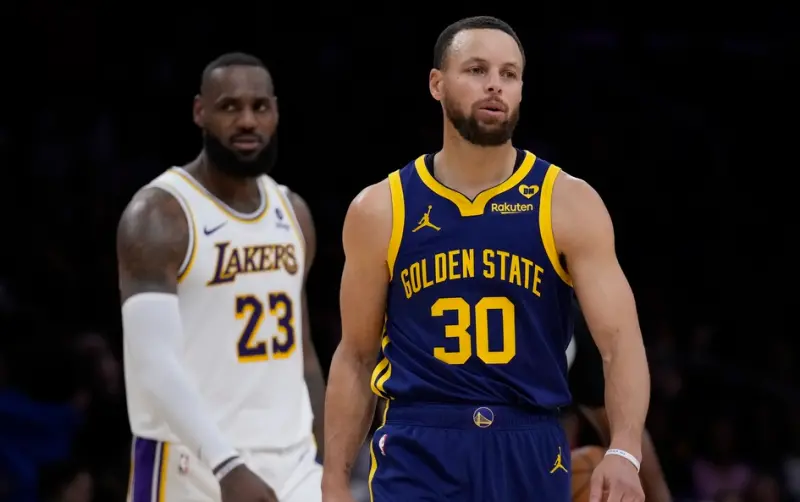 ▲Stephen Curry（右）近期率領勇士打出5連勝高潮，戰績逐步逼近湖人，《theScore》戰力榜也爆衝至第6名。湖人方面，LeBron James持續因傷缺戰中，後續賽況備受考驗。（圖／美聯社／達志影像）