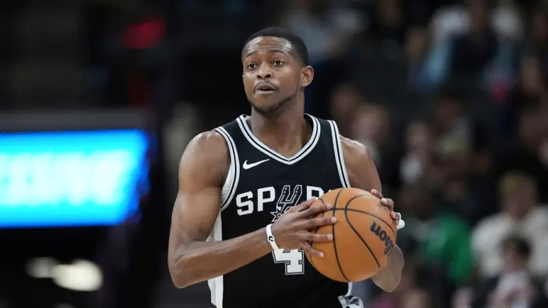 ▲聖安東尼奧馬刺隊宣布，DeAaron Fox將接受左手小指的手術，確定本賽季提前報銷。球隊兩大球星目前都已經確定本季不再出戰。（圖／美聯社／達志影像）