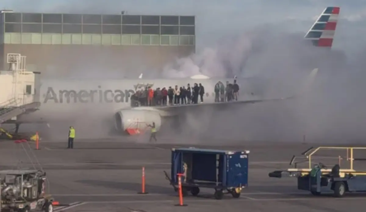 ▲美國航空一架客機，當地時間週四在丹佛國際機場起火，乘客被緊急疏散。（圖／翻攝自CBS News）