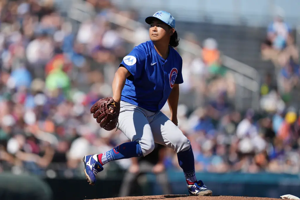 ▲芝加哥小熊日籍強投今永昇太，昨日隨球隊抵達東京，為接下來的東京開幕賽準備，昨日在歡迎會上，今永昇太逗趣模仿小熊總教練Craig Counsell的打擊姿勢，令Counsell相當尷尬。（圖／美聯社／達志影像）