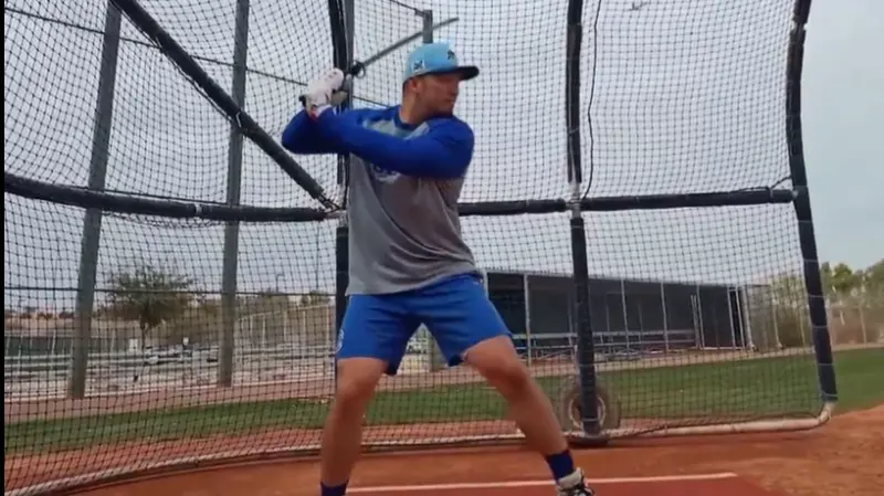 ▲芝加哥小熊隊鈴木誠也日前秀出打擊訓練影片。他手持武士刀，將迎面而來的球華麗地切成兩半，特殊的訓練手法引起討論。（圖／翻攝自小熊隊官方X）