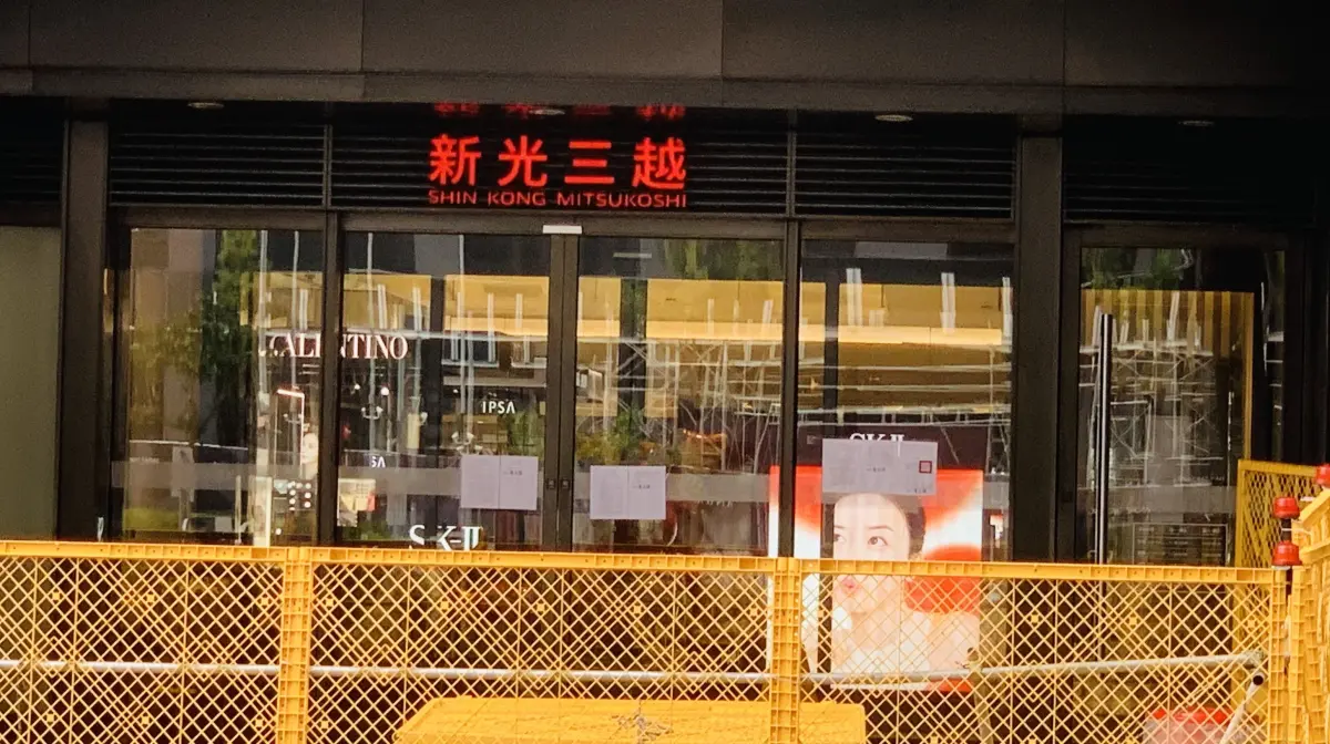 ▲一早上班的台中民眾發現，新光三越氣爆後至今，一樓精品區終於亮燈。（圖／記者顏幸如攝，2025.03.14）