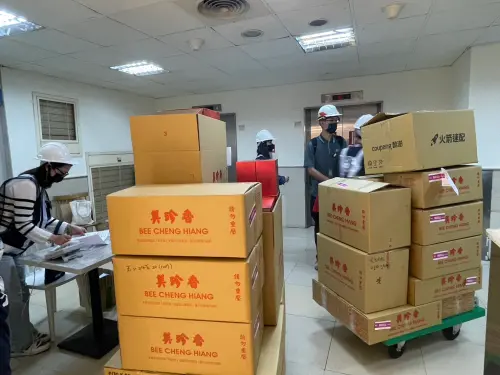 上億精品可以搬出來了!氣爆後熄燈逾一月 新光三越今大放光明 ▲新光三越台中店地下二樓生鮮超市的廠商,將貨物打包運出。(圖/台中市政府提供,2025.03.14)