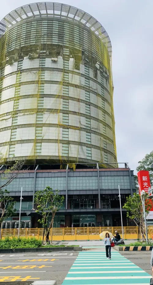 上億精品可以搬出來了!氣爆後熄燈逾一月 新光三越今大放光明 ▲新光三越持續進行12樓氣爆樓層的修復工作,鄰台灣大道的門面,全部罩上巨型防護網。(圖/記者顏幸如攝,2025.03.14)