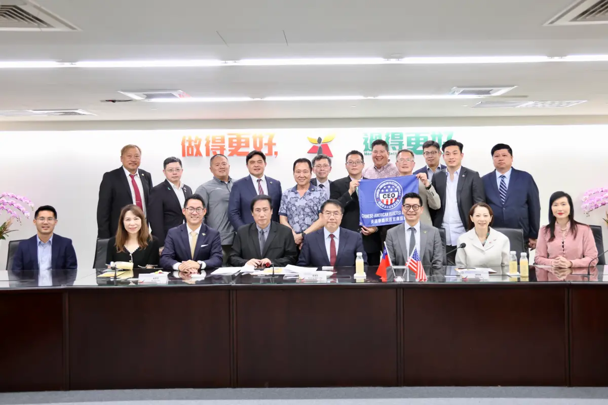 ▲美國華裔民選官員協會在會長劉珝林的率領下一行19人於13日拜會台南市長黃偉哲希期待透過更多互訪，增進兩地的互動與合作。（圖／南市府提供）