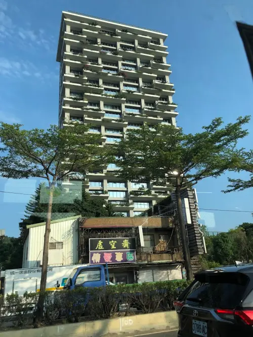 ▲頤海大院位在淡水中正東路上，屋齡9年，總樓高28樓，成交均價為每坪55.35萬元。（圖／Google評價）