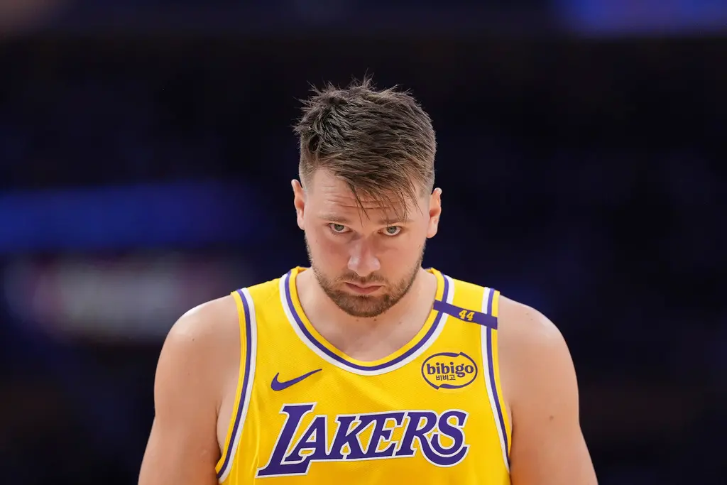 ▲Doncic全場狂砍45分，還扛起中鋒，湖人最終仍以20分差距慘敗給公鹿，「五小戰術」徹底宣布失敗，未來除了祈禱LeBron James快歸隊外，也需要在休賽季正視中鋒問題。（圖／美聯社／達志影像）