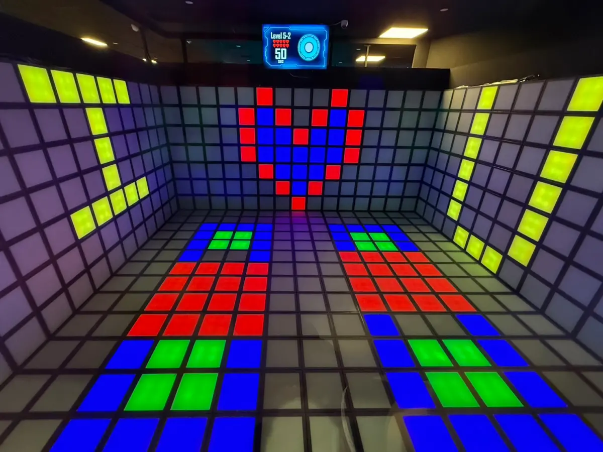 ▲賽博龐克互動體感遊戲：「閃動格子」插旗高雄夢時代（圖／閃動格子提供）