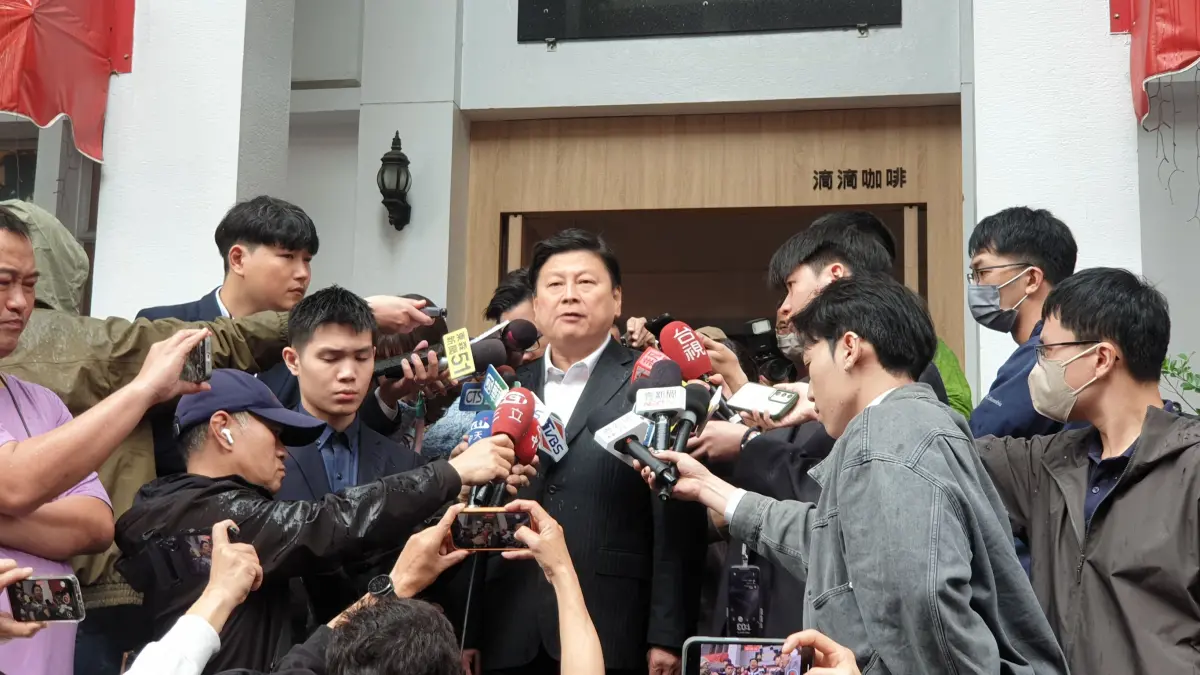 ▲傅崐萁花蓮住處遭搜索，他開記者會譴責民進黨打壓在野黨。（圖／何哲欣攝，2025.03.14）