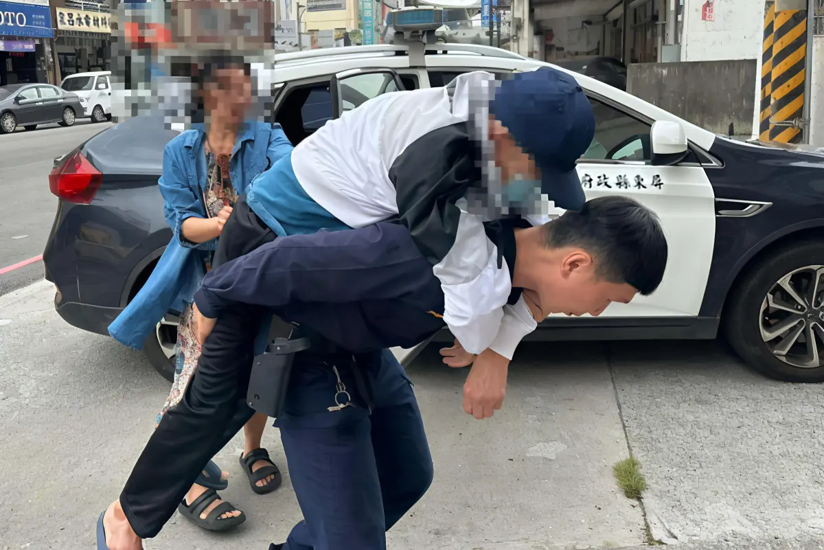 ▲潮州鎮一名81歲行動不便老翁，外出購物時電動代步車故障，中山路派出所員警洪嘉威親背老翁上下車並協助返家。（圖／潮州警分局提供）