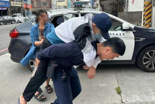 電動代步車故障　潮州警親背老翁協助返家

