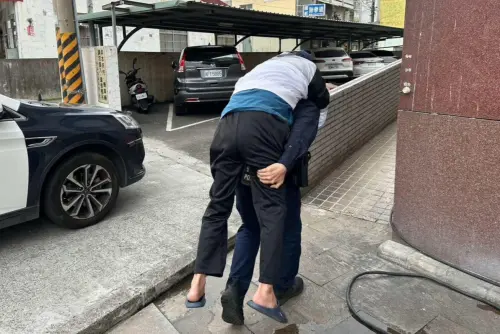 熱心員警不僅協助聯繫電動車廠商檢修,還將老翁載回派出所並背負老翁上下車安置 ▲熱心員警不僅協助聯繫電動車廠商檢修,還將老翁載回派出所並背負老翁上下車安置。(圖/潮州警分局提供)